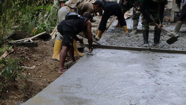 Pratu Figo Ratakan Beton Sentuhan Akhir yang Menentukan Kualitas Jalan TMMD