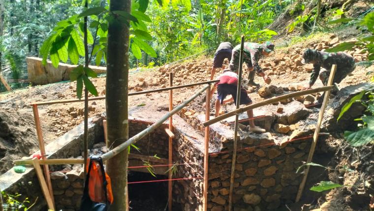 Sertu Mintarko Pimpin Semangat Gotong Royong Pembangunan Gorong-Gorong TMMD Capai 10 Persen