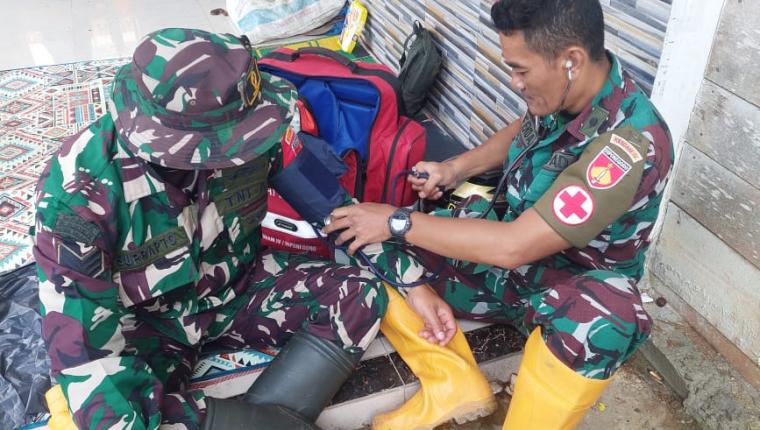 Tim Kesehatan TNI Beri Pelayanan bagi Pengungsi Longsor