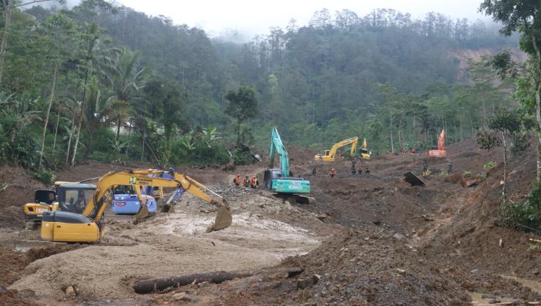 23 Alat Berat Dikerahkan Pencarian Korban Longsor Situkung Terus Dikebut