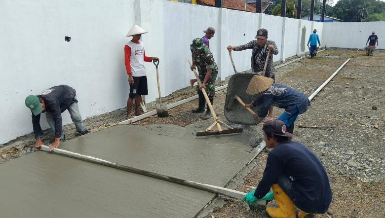 Babinsa Dampingi Pengecoran Lantai Pembangunan KDKMP di Desa Karangjati