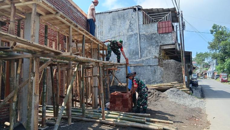 Babinsa Koramil 04 Karangkobar Kerja Bakti Bantu Bangun Rumah Warga Binaan