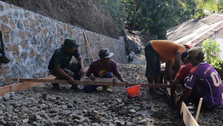 Menentukan Kualitas Serka Munasibun dan Rusmaji Pastikan Rabat Beton TMMD Sesuai Standar